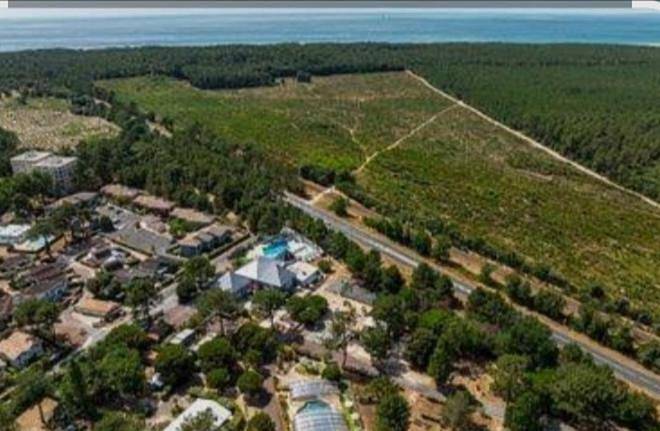 Camping pour 4 personnes, avec piscine et jacuzzi ainsi que terrasse et jardin