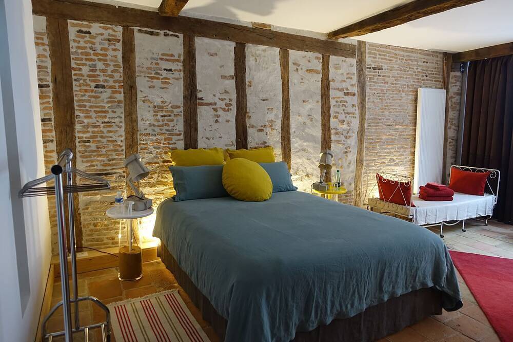 Chambre rouge-Double room-Deluxe-Private Bathroom-Courtyard view in Lavaur, Castres region