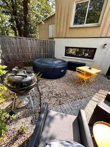 Gîte pour 2 personnes, avec jardin ainsi que terrasse et vue à Saint-Martin-de-Londres