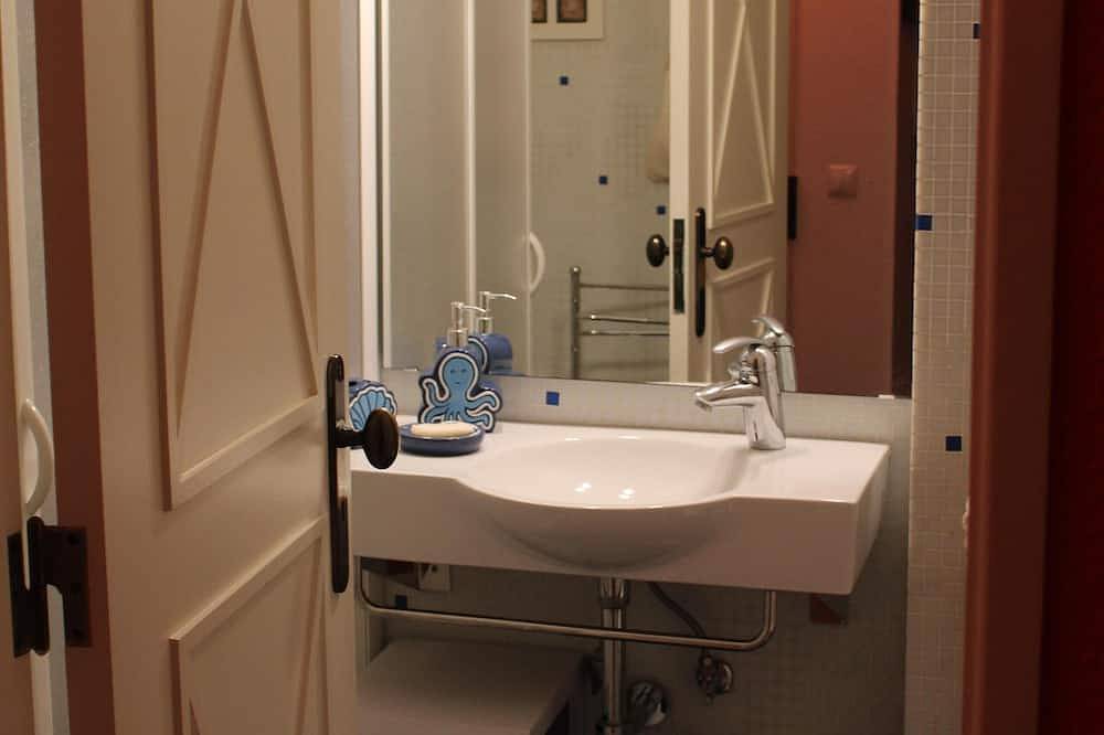 Ganze Wohnung, Rose's House, um den Strand und die Stadt Lissabon zu genießen in Halbinsel von Setúbal