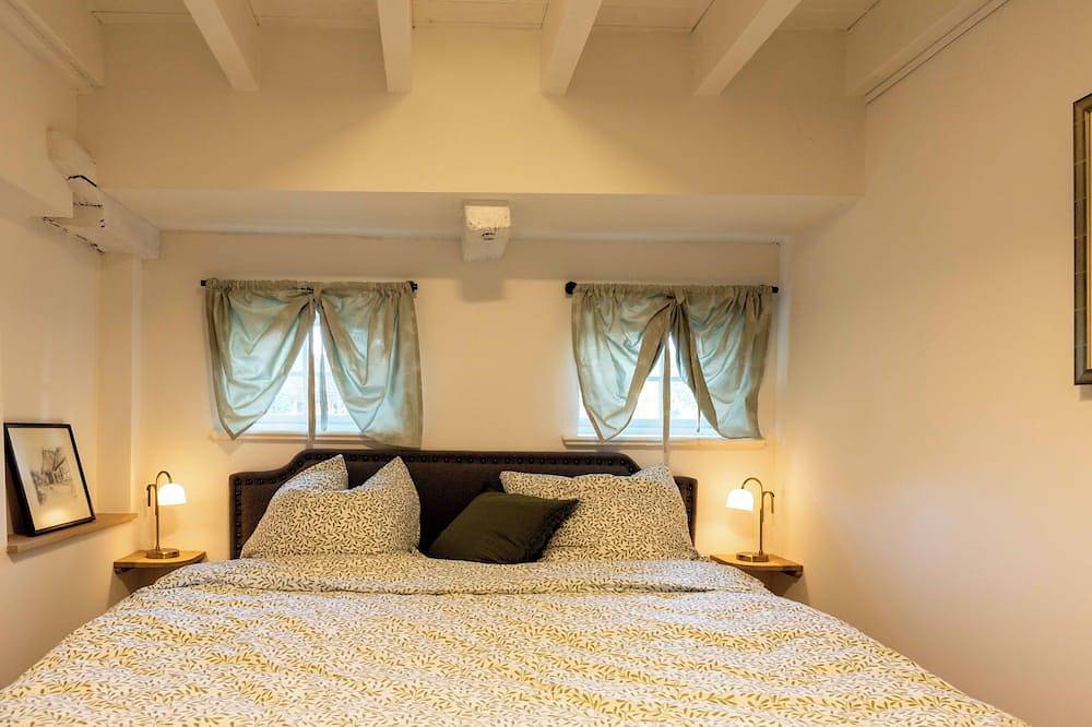 Ganze Wohnung, Ruhige Ferienwohnung in restauriertem alten Bauernhaus mit Terasse & Kamin. in Hattstedt, Nordfriesland