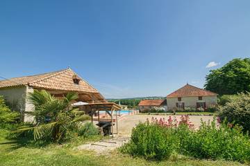 Gîte pour 14 personnes, avec piscine ainsi que jardin et vue à Laparade