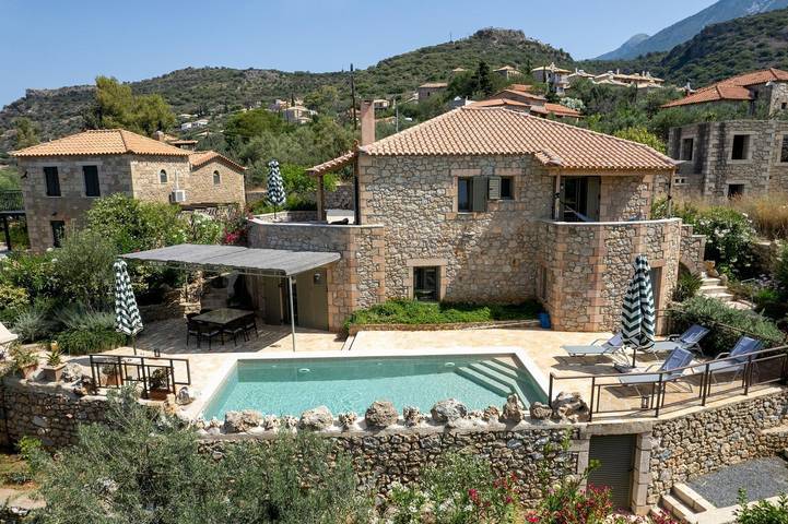 Location de vacances pour 8 personnes, avec Balcon et Terrasse ainsi que Jardin et Piscine dans Stoupa