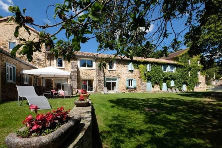 Gîte pour 6 personnes, avec jacuzzi et sauna ainsi que terrasse et piscine, animaux acceptés
