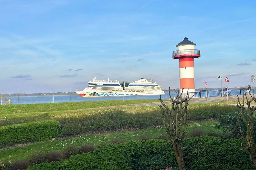 Ganze Wohnung, Elbblick Ferienwohnung, direkter Elbblick, mit 2 Balkonen direkt an der Elbe. in Grünendeich, Landkreis Stade