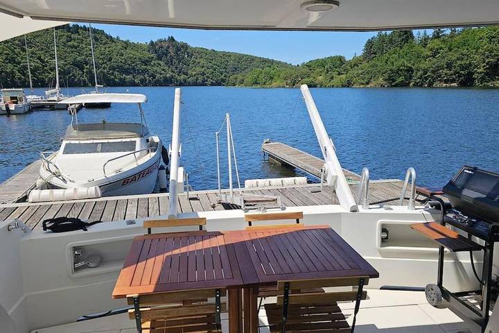 Bateau pour 4 personnes, avec vue sur le lac ainsi que terrasse et vue dans Auvergne-Rhône-Alpes - 2