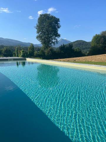 Chambre d’hôte pour 4 personnes, avec vue et jardin ainsi que piscine et terrasse dans Couret