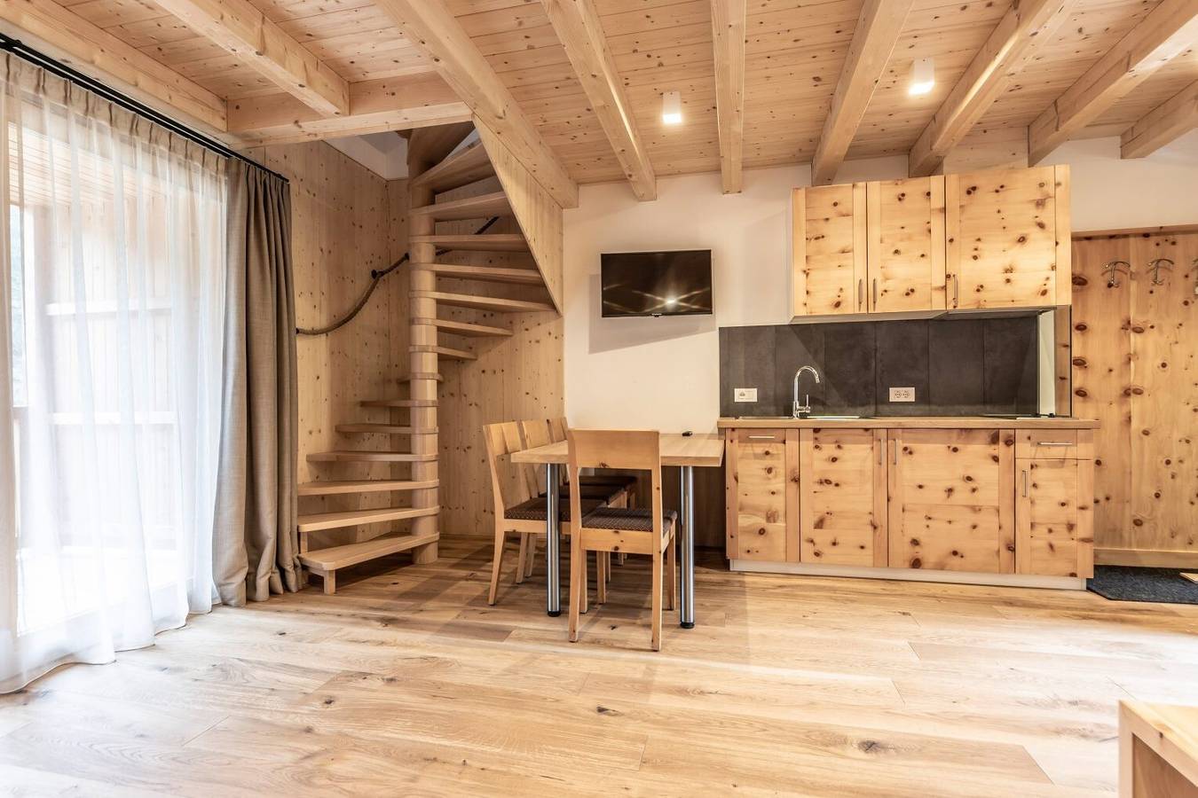 Ganze Wohnung, Ferienwohnung "Le Table E" mit Bergblick, Garten und Wlan in San Vigilio di Marebbe, Enneberg
