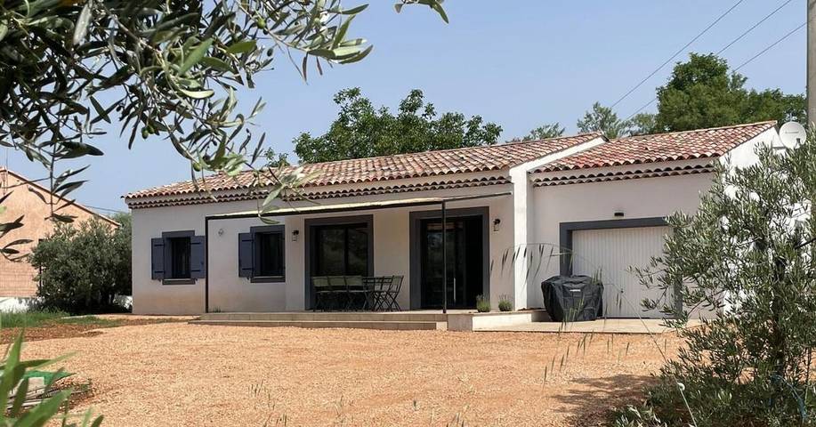 Location de vacances pour 9 personnes, avec balcon et piscine à Tavernes