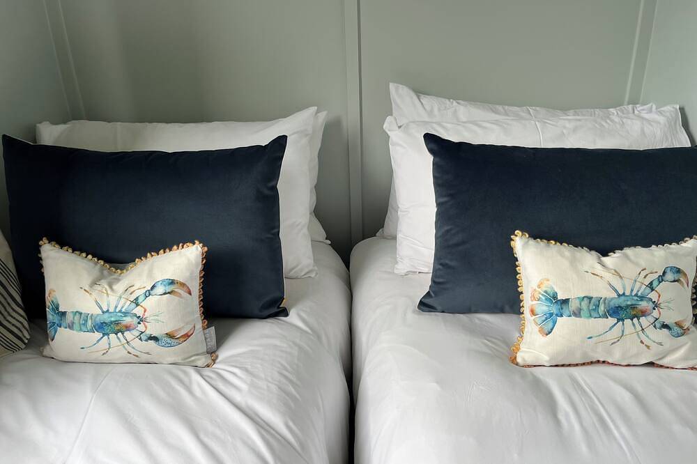 Apple Pippin, shepherds hut style, sleeps 4, private garden, walk to pubs & more in Hartland, Hartland Devon Heritage Coast