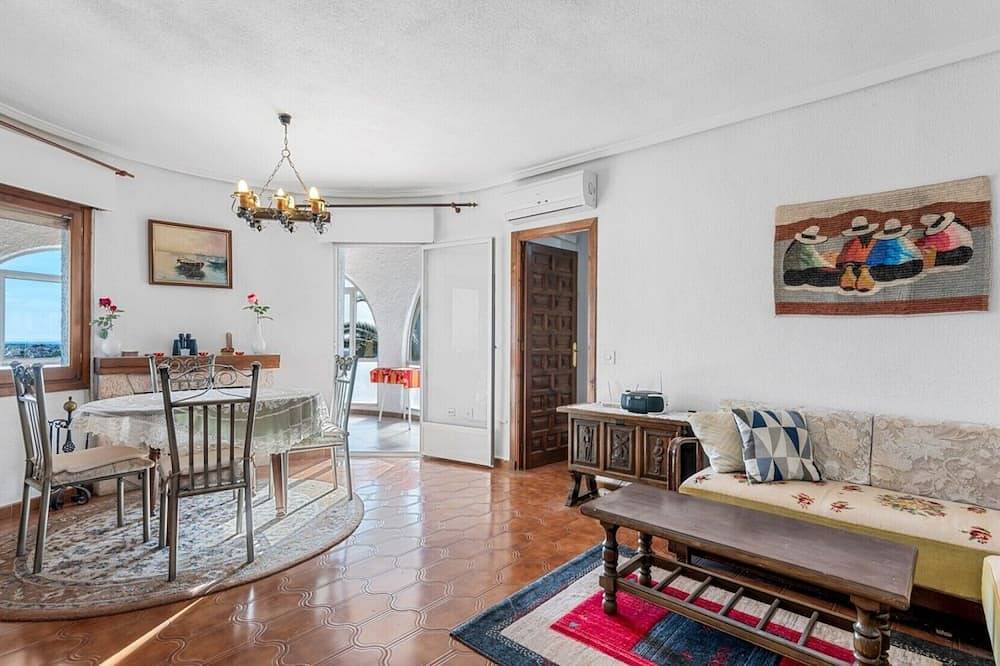 Tradisjonelt spansk hus med svømmebasseng og nær kysten. in Ciudad Quesada, Rojales