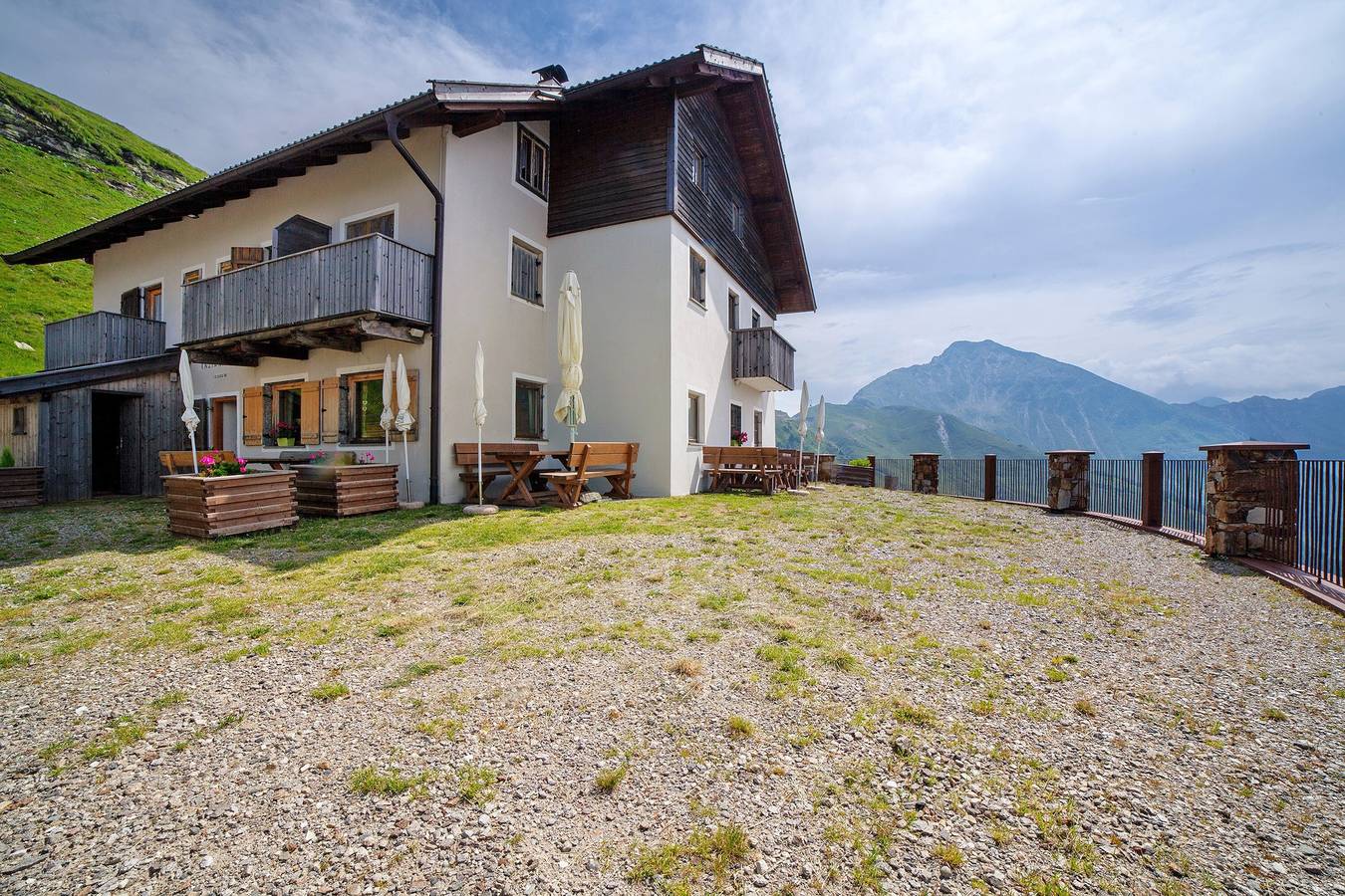 Ferienhaus "Enzianhütte" mit Bergblick, 3 Balkonen und Gemeinschaftsterrasse in Walten, St. Leonhard in Passeier