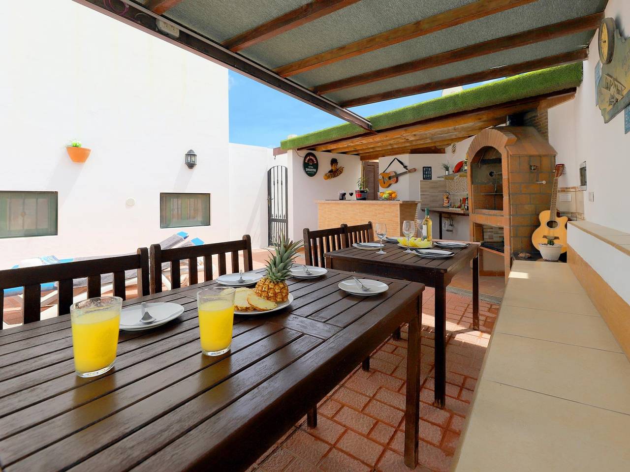 Apartamento entero, Bungalow Tias: Terraza Privada, Piscina Climatizada, Bbq, Wifi, Aparcamiento in Tías, Lanzarote