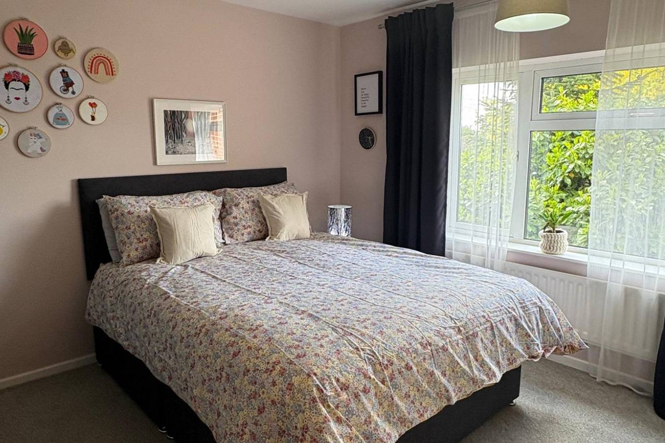 Isham House Sleeps 8 with Enclosed Garden in Northamptonshire