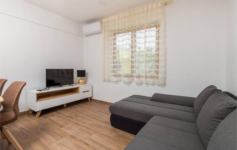 Ganze Ferienwohnung, Charmante Ferienwohnung nur wenige Schritte vom Strand und der Stadt entfernt, mit Terrasse und WLAN in Cres Stadt, Cres