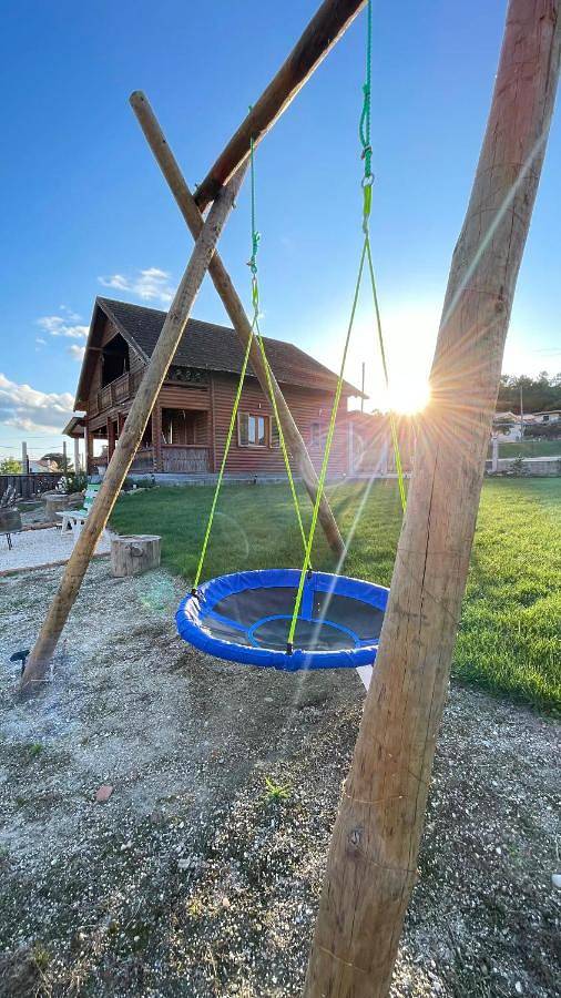 Chalé para 6 pessoas, com jardim e piscina e ainda vista, adaptado a crianças na Serra da Estrela