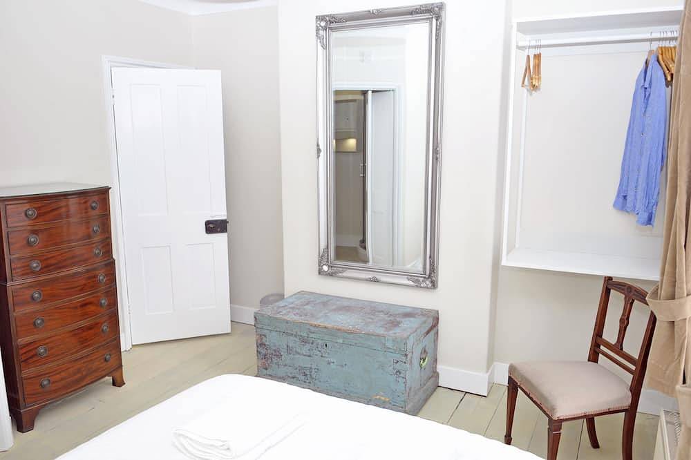 Little Lane is a charming, recently refurbished 2 bedroom cottage sleeping 4 in Gosport, Hampshire