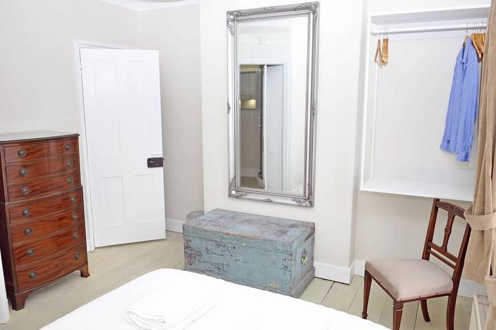 Little Lane is a charming, recently refurbished 2 bedroom cottage sleeping 4 in Gosport, Hampshire
