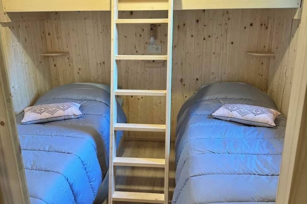 Comfortable wooden cabins for rent (heating & air-conditioning). in Clermont-l'Hérault, Lodève region