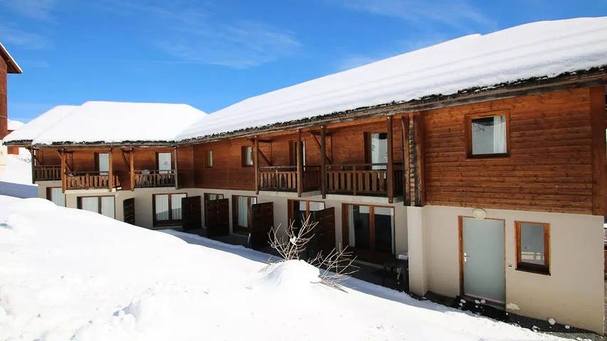 Chalet pour 7 personnes, avec vue ainsi que terrasse et piscine à Puy-Saint-Vincent