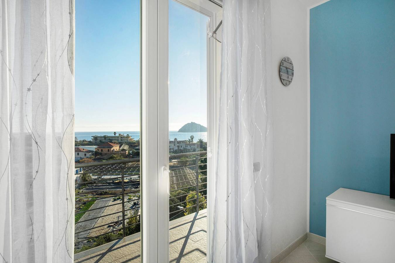 Entire apartment, Apartment 'Iris' with Sea View, Private Terrace and Air Conditioning in Albenga, Riviera di Ponente