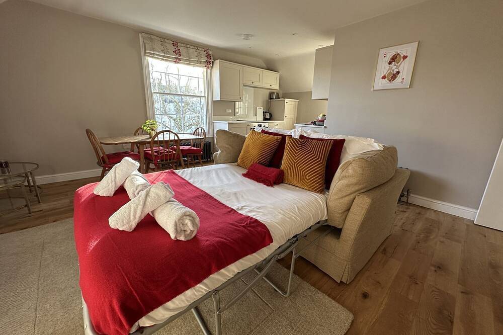 Entire apartment, The Penthouse Retreat - Cozy Top-Floor 1Br in Exeter, Devon