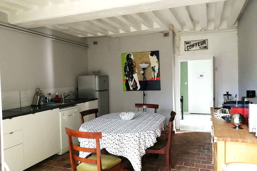 Maison l'Amérique welcome you to one of their rooms Dogs are also welcomed in Saint-Jean-le-Blanc, Loire Valley