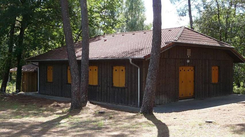 Location de vacances pour 18 personnes, avec jardin à Montendre