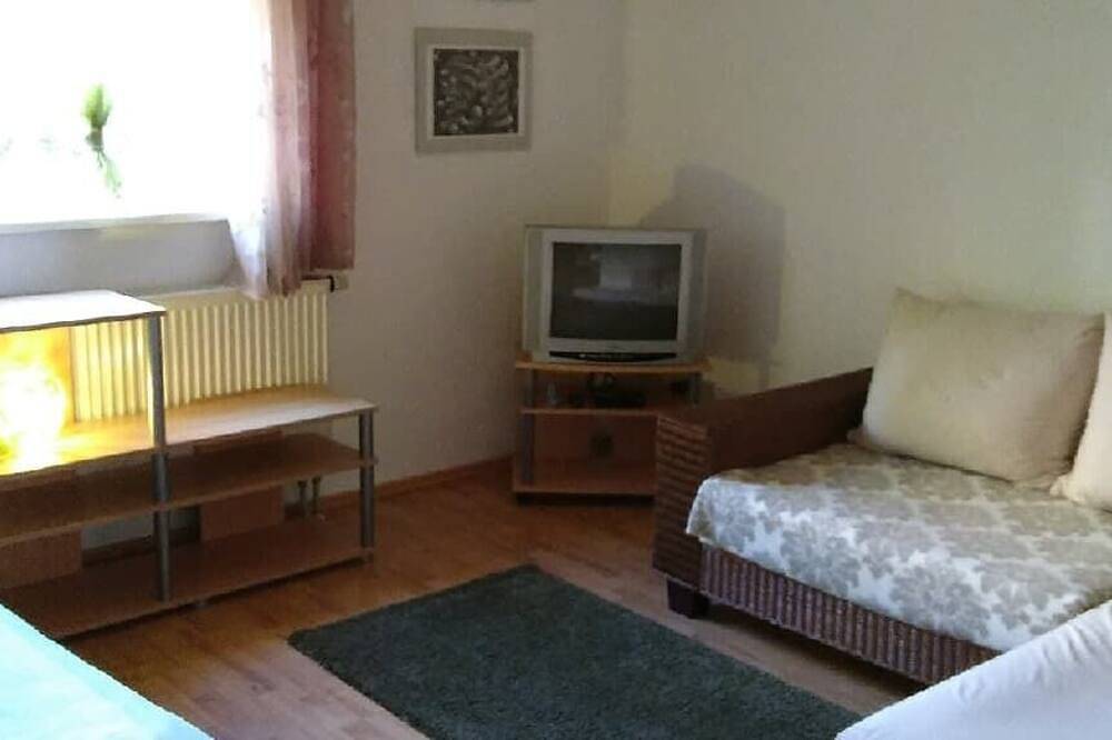 Ganze Wohnung, Gemütliche Ferienwohnung mit Terrasse und Garten in Waldershof, Ostbayern