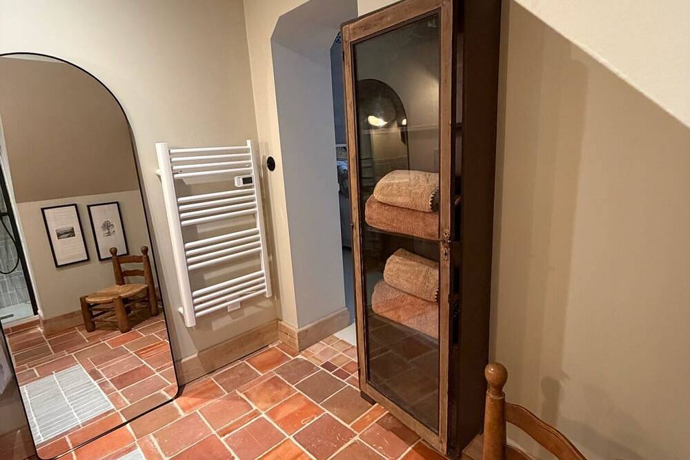 Top-of-the-range \"Amber Brown\" B&B room in Chinon town center in Chinon, Loire Valley