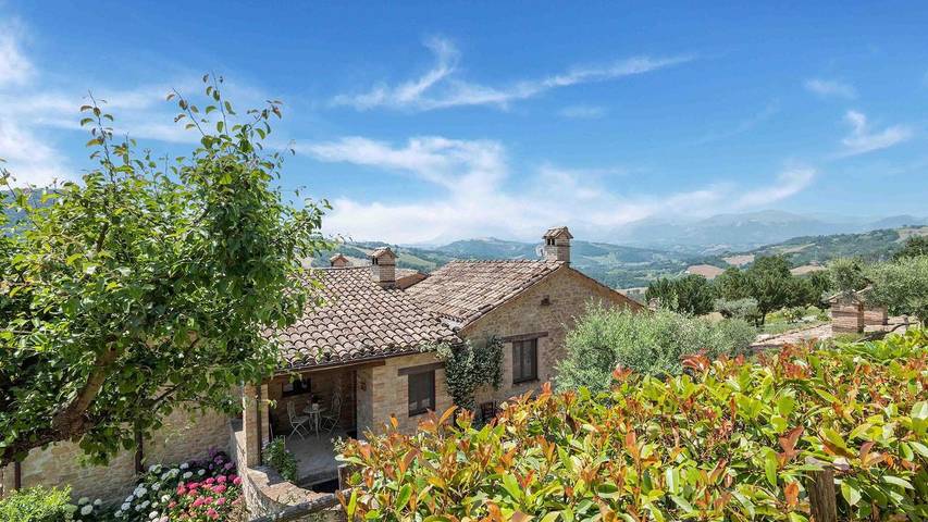 Holiday letting for 2 people, with pool and terrace as well as garden, with pets in Marche