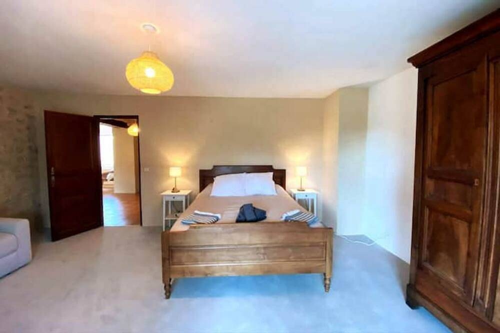 6 Bedroom Agritourism property in Saint-Hilaire-d'Ozilhan in Saint-Hilaire-d'Ozilhan, Region de Nimes