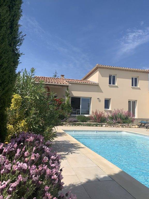 Villa pour 7 personnes, avec piscine ainsi que jardin et terrasse