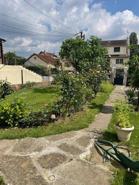 Location de vacances pour 4 personnes, avec Terrasse et Jardin à Trappes