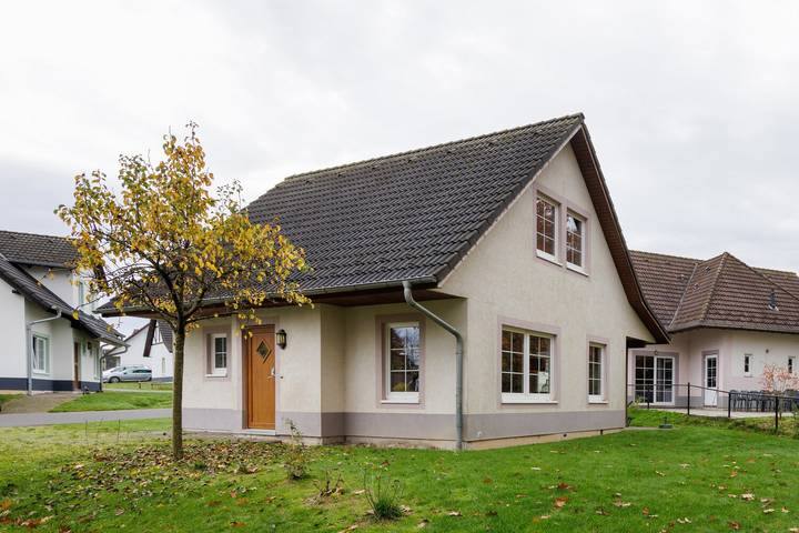 Bungalow für 4 Personen, mit Terrasse und Garten sowie Pool und Sauna