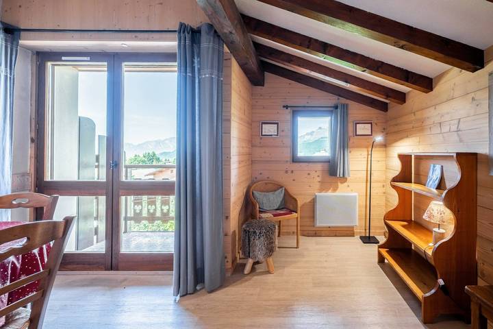 Entire studio, Studio Apartment '11 - Les Warrens' with Mountain View, Shared Garden and Wi-Fi in Cohennoz, Albertville region