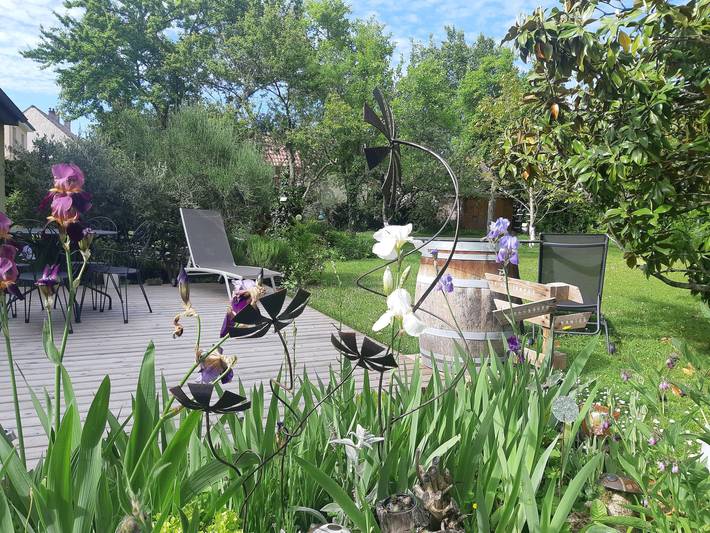 Chambre d’hôtes « Chez Flo Givry - Côté Jardin » avec terrasse, jardin partagés et Wi-Fi in Givry, Région de Chalon-sur-Saône