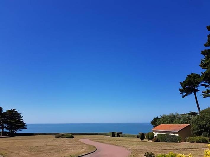 Gîte pour 4 personnes, avec Terrasse ainsi que Jardin et Vue dans Plage de La Birochère