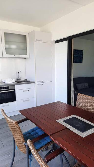 Gîte pour 4 personnes, avec piscine ainsi que vue et jardin dans Nettlé Bay - 4