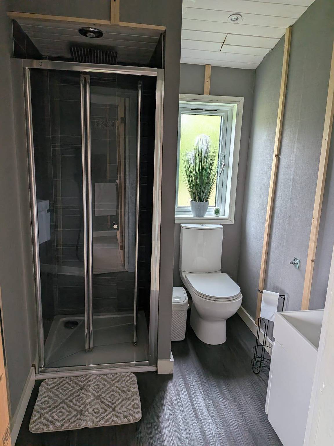 Tranquil Cabin Retreat- Sleeps 2, Parking in Powys