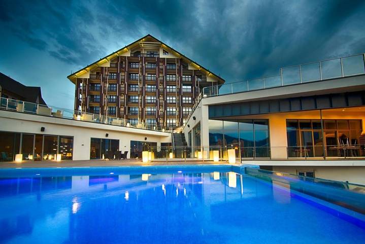 Hôtel pour 10 personnes, avec Balcon et Jacuzzi ainsi que Terrasse et Piscine dans Bukovel