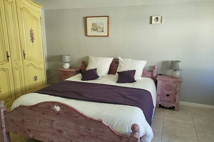 Chambre d'Hôtes avec petit déjeuner, cuisine et piscine en été ! in Reynès, Côte méditerranéenne (France)