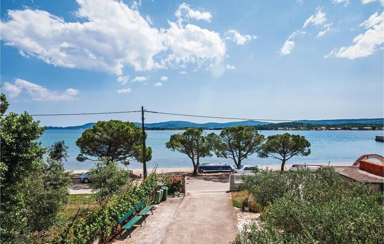 Ganze Ferienwohnung, Gemütliche Ferienwohnung mit Meerblick, Terrasse und Parkplatz, 300 m vom Strand entfernt in Plaža Morovička, Općina Sveti Filip i Jakov