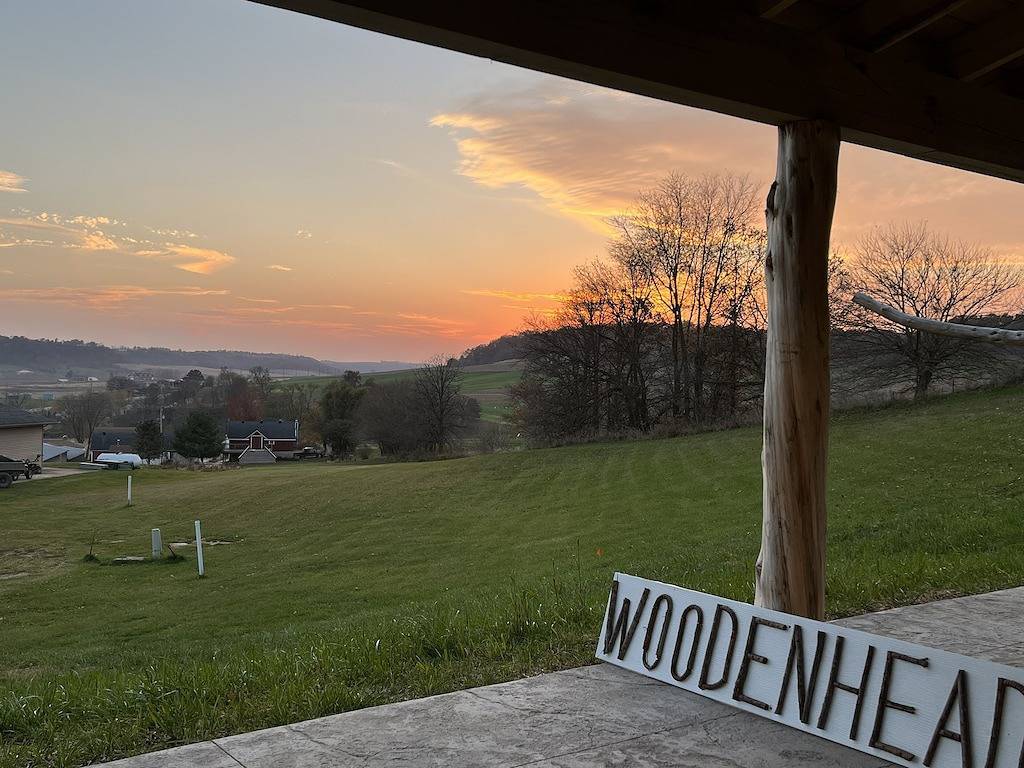 Wooden Head Cabin Early1800's Log Cabin with a View and Modern Amenities in Iowa