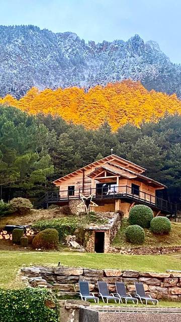 Casa rural para 7 personas, con vistas además de jardín y piscina, Se admiten mascotas en Berguedà
