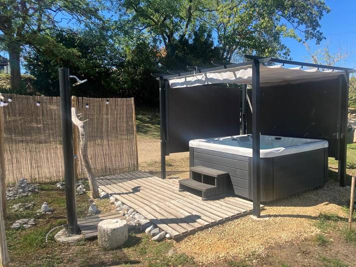 Gîte pour 2 personnes, avec Jacuzzi et Terrasse ainsi que Jardin et Vue à Sainte-Colombe-en-Bruilhois