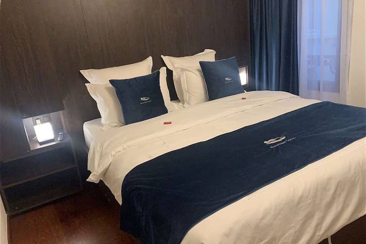 Geheel appartement, Modern and Stylish! <br>Luxury apartment in the center of Antwerp. Private parking and fully serviced. in Antwerpen, Antwerpen en omgeving