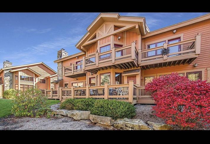 Vacation rental for 10 people, with hot tub and balcony as well as pool in Seven Springs