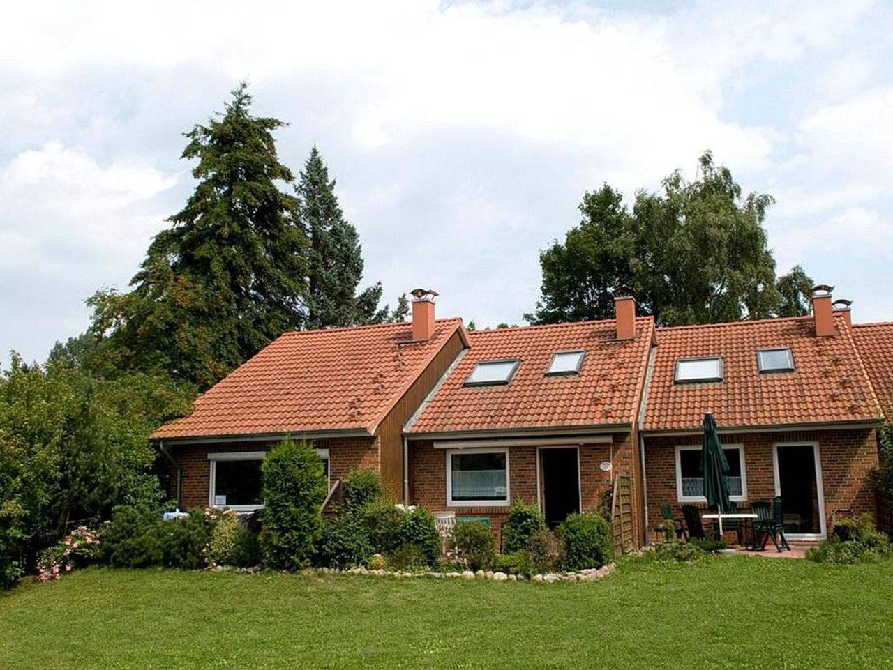 Urlauberdorf - Familienfreundliches Ferienhaus mit Terrasse, Kaminofen, 2 Bädern und Spielplatz in Boltenhagen, Nordwestmecklenburg (Wismar und Umgebung)