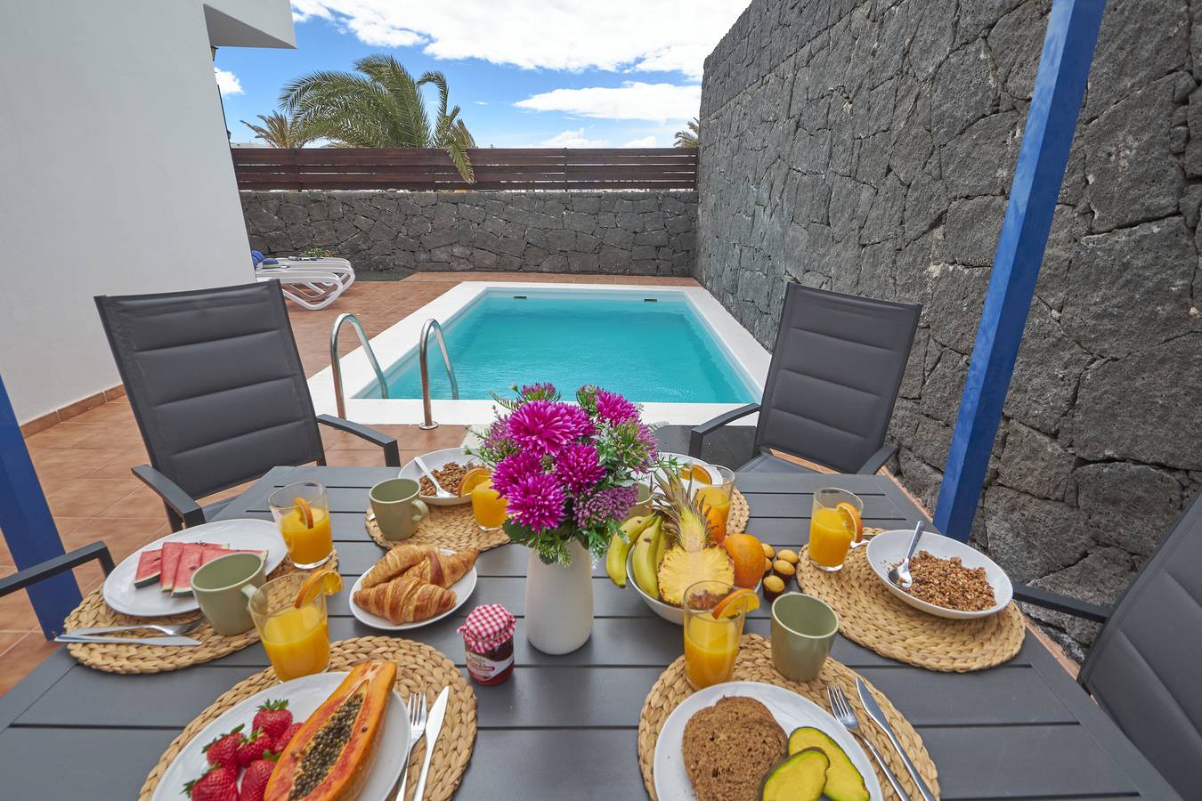 Appartement entier, Vacances 'Maria Del Mar' avec vue sur les montagnes, piscine privée et Wi-Fi in Playa Blanca, Yaiza